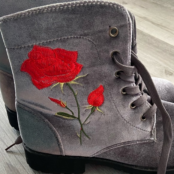 Rose Boots - Picture 2 of 5